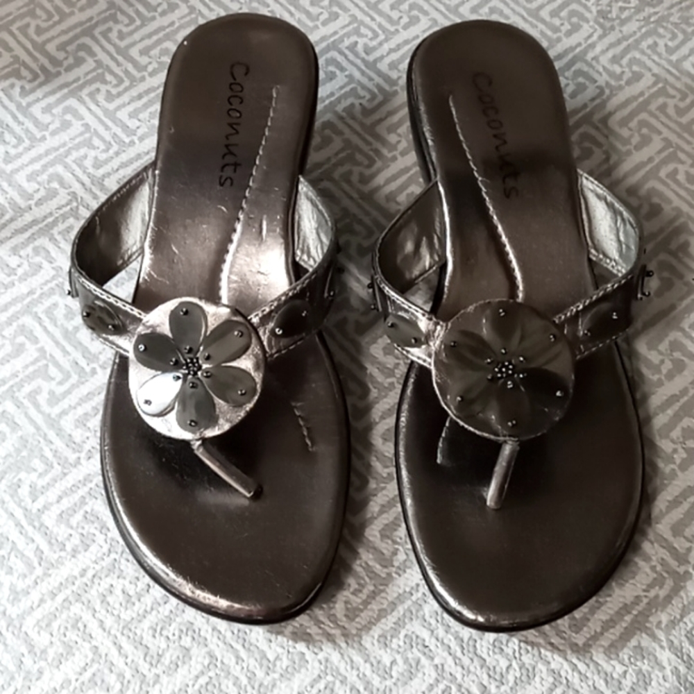 Coconuts flip flop sander pewter 8 medium silver 3"heel floral design on strap